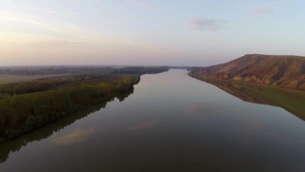 Vliegen langs de rivier de Donau — Stockvideo