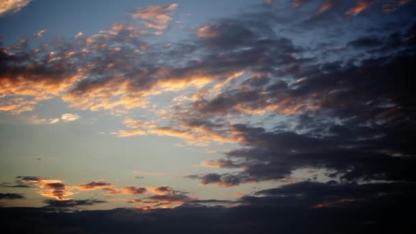 Временные облака заката — стоковое видео
