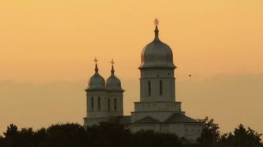 Gün batımında Saon Manastırı