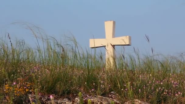 Крест на вершине холма — стоковое видео