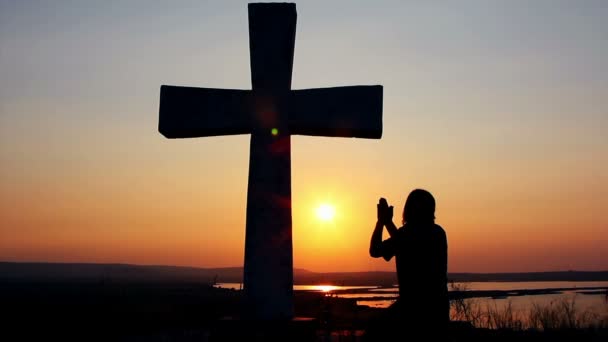 Man praying under the cross — Stock Video