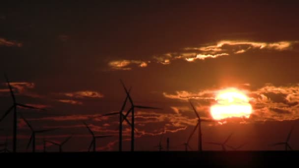 Zeitraffer bei Windkraftanlagen — Stockvideo