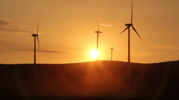 Вітрові турбіни на заході сонця — стокове відео