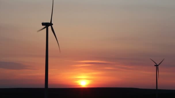 Windkraftanlagen bei Sonnenuntergang — Stockvideo