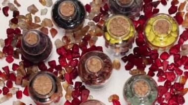Dönen mini gemstone şişeler