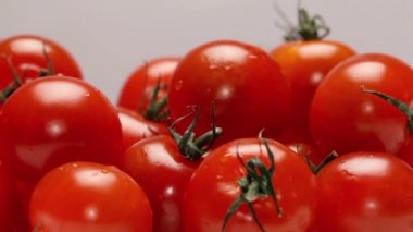 Dönen kiraz domates