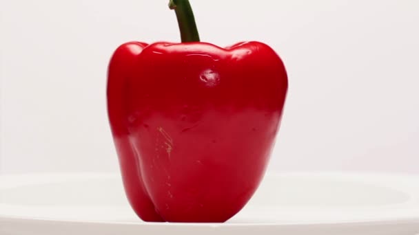Вращающийся сладкий красный перец — стоковое видео