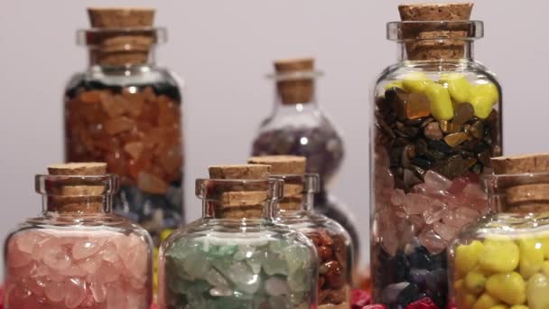 Mini botellas giratorias de piedras preciosas — Vídeo de stock