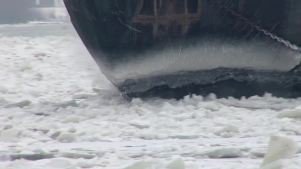 Rompehielos en el Danubio — Vídeo de stock