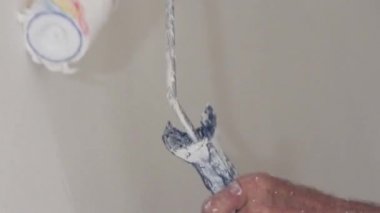 İşçi ile beyaz boya boyama