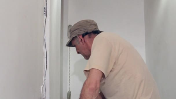 Pintura do trabalhador com tinta branca — Vídeo de Stock