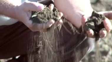 Toprak holding çiftçinin eller