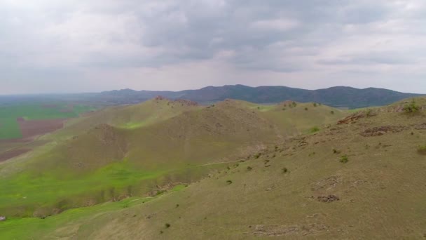 Krásné horské údolí s dramatickou oblohu, letecký pohled — Stock video