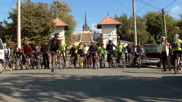 Dobrogea，罗马尼亚-2011 年 10 月 11 日: Dobrogea 堡垒自行车旅行 — 图库视频影像