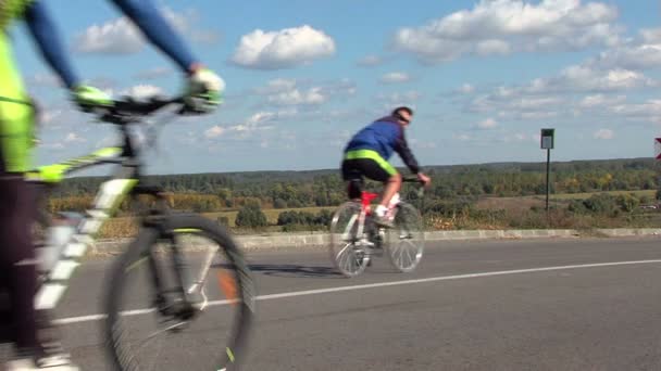 Доброджа, Румыния - 11 октября 2011 года: Крепости Доброджи во время велотура — стоковое видео