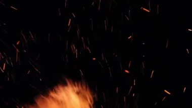 Büyük sparks, yangından uçan