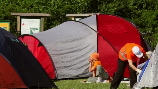 Festival de turismo ecológico, parque de campismo. Pessoas relaxantes . — Vídeo de Stock