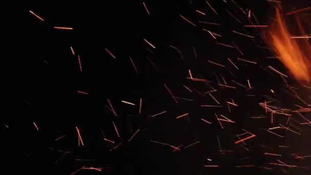 Huge sparks, flying from a fire — Stock Video