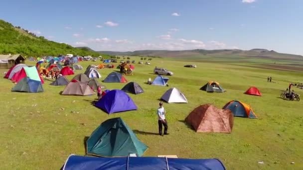 Fiesta del turismo ecológico, camping. (perspectiva aérea ) — Vídeo de stock