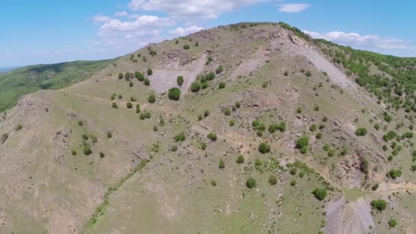 Aérea sobre una cima de montaña cubierta de roca — Vídeos de Stock