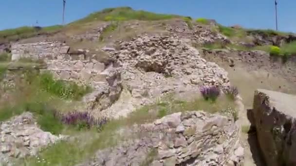 Ruinen der antiken Festung von Noviodunum, Luftaufnahme — Stockvideo