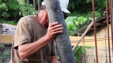 İnşaat işçisi dökme çimento ve beton pompası tuplü