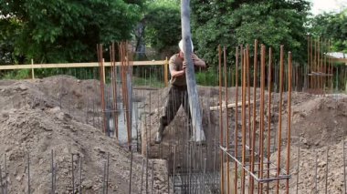 İnşaat işçisi dökme çimento ve beton pompası tuplü