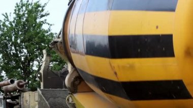 Bir inşaat alanında faaliyet çimento kamyonu