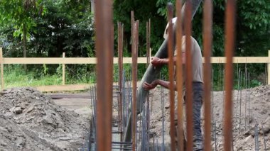 İnşaat işçisi dökme çimento ve beton pompası tuplü