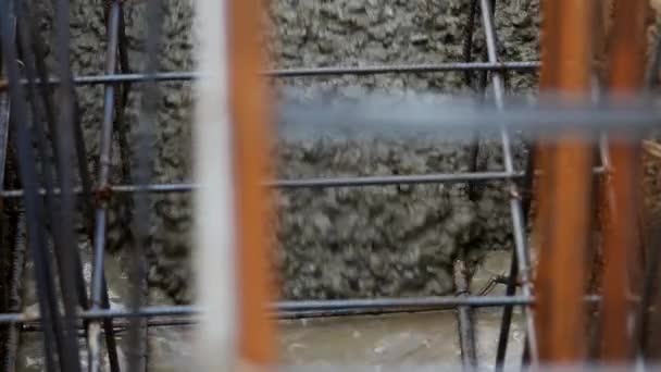 Trabalhador despejando cimento e concreto com tubo de bomba em reforço de cofragem — Vídeo de Stock