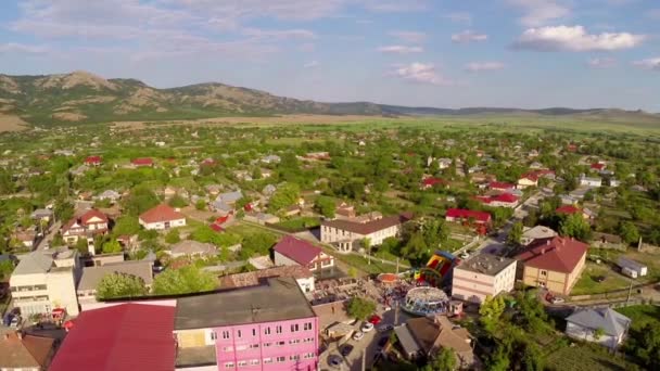 Політ над маленьким селом у день святкування — стокове відео