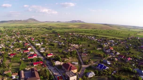 Ein kleines Dorf am Festtag überfliegen — Stockvideo