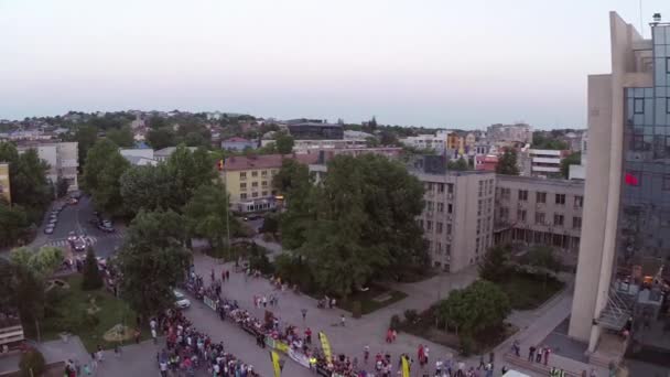 Salida festiva del Danubio Delta Rally y desfile de coches — Vídeo de stock