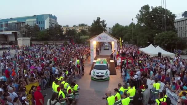 Salida festiva del Danubio Delta Rally y desfile de coches — Vídeo de stock