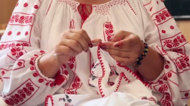 Dikiş işi yapan kadın.