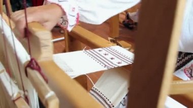 Eski tahta dokuma tezgahı üzerinde dokuma bir kadının elleri