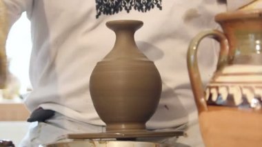 Craftsman klasik bir çömlekçi tekme tekerleği üzerinde çömlek şekiller