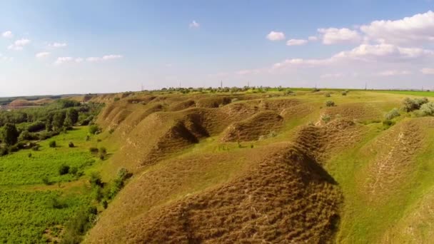 Paesaggio con erosione del suolo lungo la pianura alluvionale danubiana — Video Stock