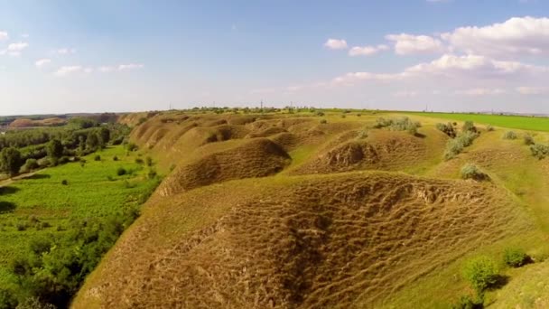 Paesaggio con erosione del suolo lungo la pianura alluvionale danubiana — Video Stock