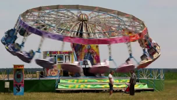 Gente disfrutando del paseo en carrusel en el festival del tilo — Vídeo de stock