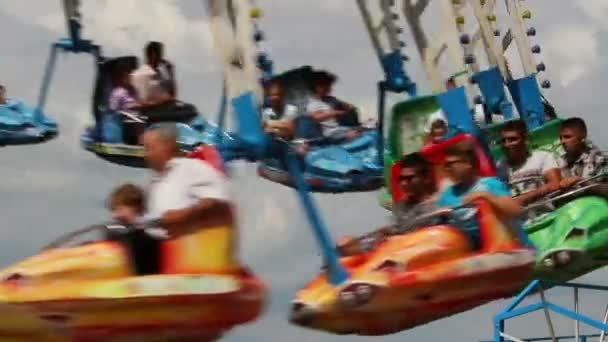 リンデン ツリー祭りに乗るカルーセルを楽しむ人々 — ストック動画