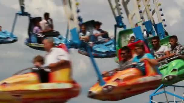 Gente disfrutando del paseo en carrusel en el festival del tilo — Vídeos de Stock