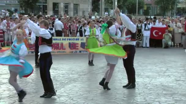 Slowakischer traditioneller Tanz beim internationalen Folklore-Festival am 04. August 2012 in Tulcea, Rumänien. — Stockvideo