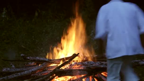 As pessoas da aldeia praticam um ritual pagão de limpeza de incêndios — Vídeo de Stock