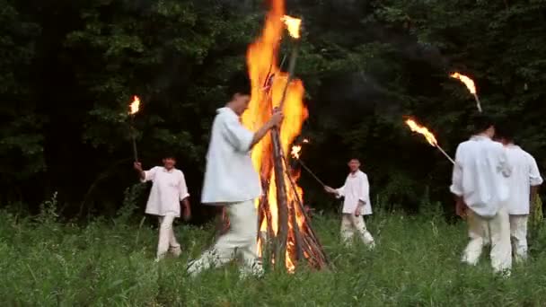 La gente de la aldea practica un ritual pagano de limpieza de fuegos — Vídeo de stock