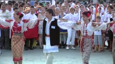Ağustos'ta Uluslararası Folklor Festivali'nde Romen geleneksel dans 04, 2012 Tulcea, Romanya.