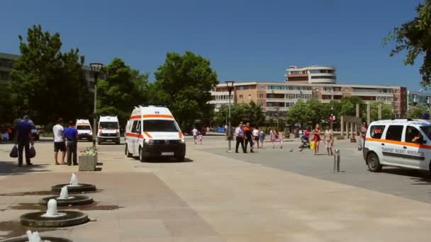 Acil müdahale sırasında ambulanslar — Stok video