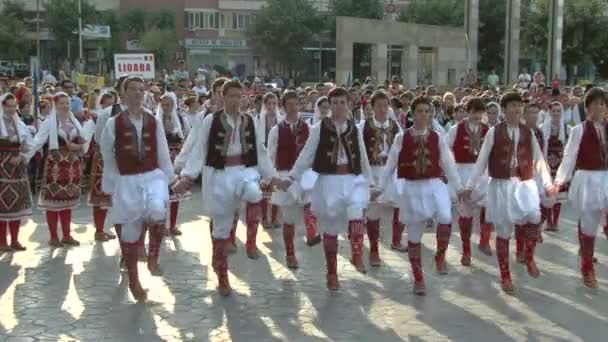 Dança tradicional romena no Festival Internacional do Folclore em 04 de agosto de 2012 em Tulcea, Romênia . — Vídeo de Stock