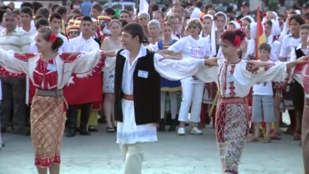 Roemeense traditionele dans op het internationale folklore festival op augustus 04, 2012 in Tulcea, Roemenië. — Stockvideo