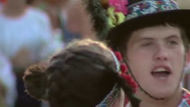 2012年8月04日、ルーマニア・トゥルシアで開催された国際民俗フェスティバルでルーマニアの伝統舞踊. — ストック動画